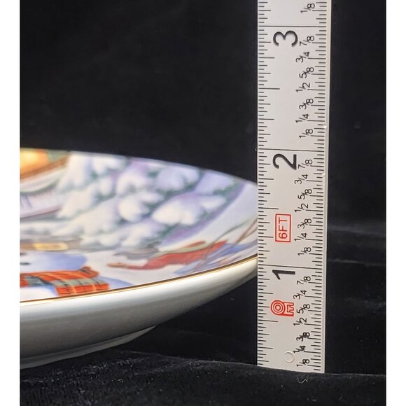 Avon Porcelain Collector's Plate "Winter Memories" - Picture 10 of 10